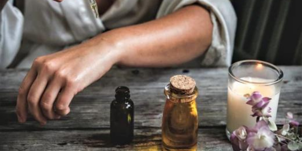 How to Make Your Own Zero-Waste Essential Oil Perfume (+ Recipes)!