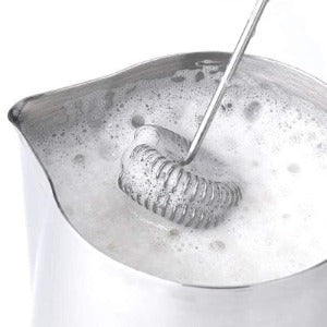 The dual spring frother head makes it possible to create luxuriously thick and creamy froths for deliciously indulgent at-home lattes.